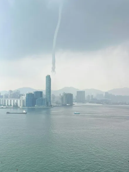 影/香港維多利亞港驚現水龍捲　海面席捲半空維持約2分鐘