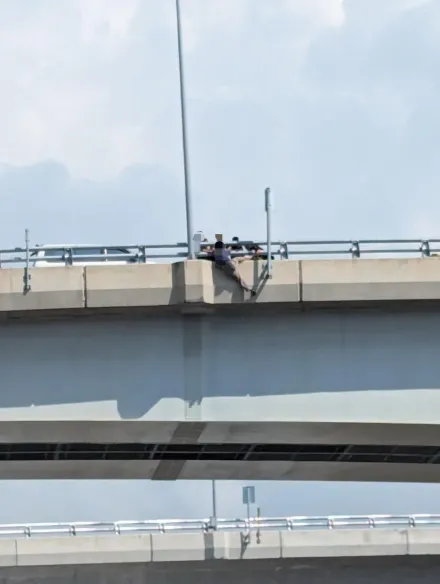 快訊/驚險畫面曝！國3大溪段高架護欄「雙腳懸空」　犀利警神之手救回一命