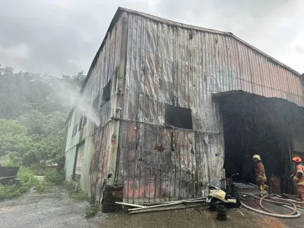 快訊/快關窗！新店安康鐵皮工廠突傳火警竄黑煙　疑機油、雜物起火釀禍