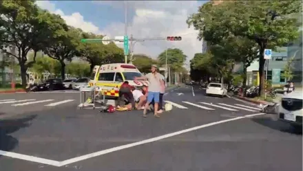 快訊/撞擊瞬間曝光！北市駕駛剛滿18歲猛撞機車　女騎士騰空摔地爆頭亡