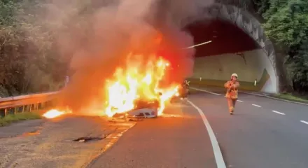 快訊/烈焰畫面曝！國5彭山隧道口火燒車　賓士男帶長腿正妹跳車