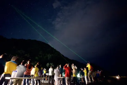 3萬年一次！追「紫金山彗星」　屏東千人摸黑湧佳樂水、武嶺一早塞爆