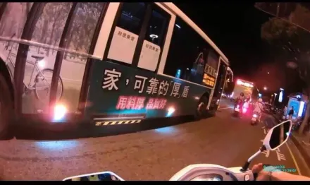 警方硬起來！台中市「公車違規跨雙車道」被攔　民眾苦笑「害我用跑的去車站」