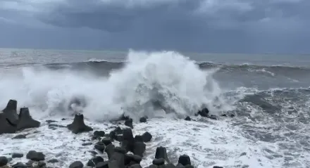 影/「颱風搖滾區」浪高7公尺！蘭嶼已見山陀兒威力　消波塊都擋不住