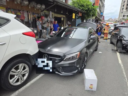 快訊/板橋「轎車失控掃倒機車」釀2傷　車上搜出開山刀、K他命