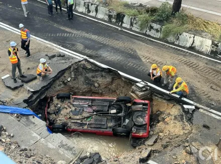 夜半水管爆裂...港路面「炸出巨型天坑」　計程車慘墜司機險死