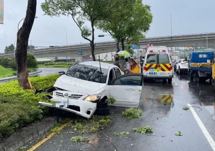 影/玩命片！新店男過彎失控　衝上分隔島輪胎撞飛、波及對向貨車