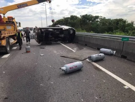 驚險散落畫面曝！國3南下158.75K「瓦斯車爆胎」　25支鋼瓶甩車道氣體外洩