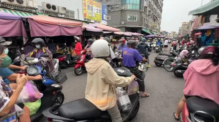 影/還是得買！永康崑山市場擠滿搶買人潮　民眾怨：颱風天「葉菜類漲翻倍」