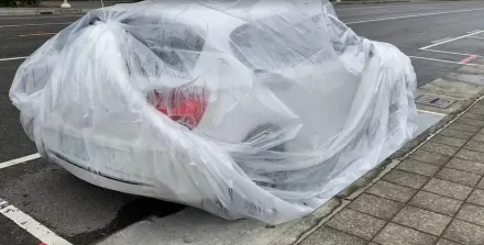 影/包車防颱有效？防山陀兒大雨淹愛車　高雄BMW車主「整台包塑袋」