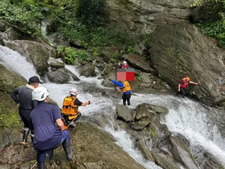 山陀兒颱風來襲溪水暴漲　花蓮瓦拉米步道3人受困…警消即刻救援