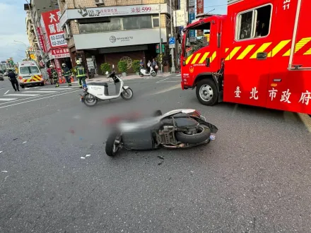 影/猛撞畫面曝！北市機車搶快慘遭公車擊落　男騎士血流滿地送醫不治