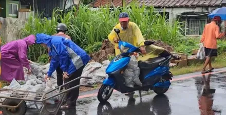 影/強颱山陀兒襲台！屏東林邊低窪區嚴陣以待　民眾領「國軍沙包」抗颱