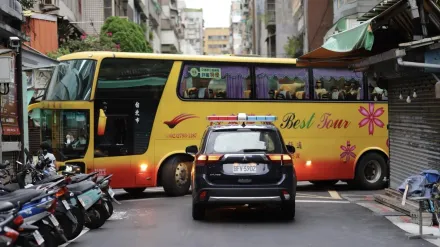 快訊/北市遊覽車撞信義區光復市場　大門雨遮受損幸無人傷