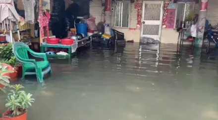 影/山陀兒「發脾氣」暴雨狂砸！屏東東港一早淹大水　居民急堆沙包擋家門口