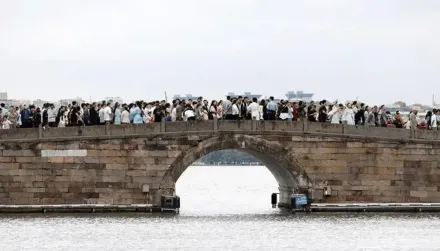 擠爆！杭州「十一」長假首日湧入180萬客流　西湖斷橋又變「人橋」