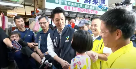 影/台北市放2天颱風假？蔣萬安霸氣喊「困難問題我來決定」　男童呼：很帥