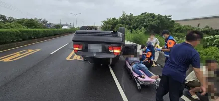 快訊/天雨路滑！台南BＭＷ失控自撞橋墩翻覆　颱風天釀憾事