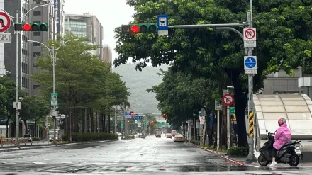 影/直擊！清晨台北街頭冷清清　風雨持續不斷