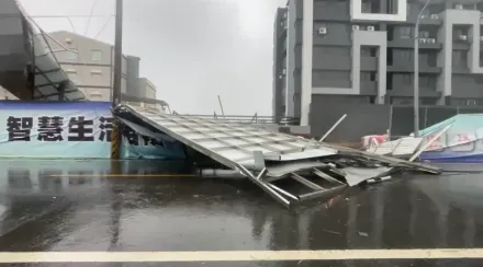 影/山陀兒強風肆虐！屏東東港「大型看板倒塌」　占據大半條馬路