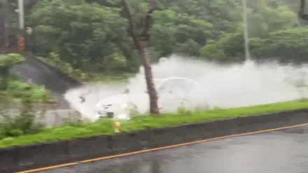 快訊/衝浪片！羅東運動公園旁遭山陀兒「灌水」  四維路一半泡在水裡