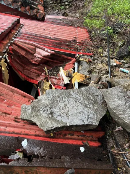 山陀兒釀災！瑞芳「巨石砸穿福德宮屋頂」無人傷亡　網友：感謝眾神保佑