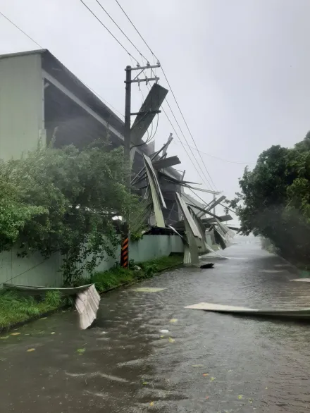 山陀兒恐怖狂風！高雄前鎮大停電2840戶受影響　台電派員搶修中