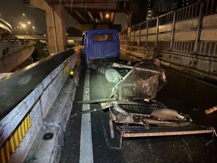 颱風夜出事了！水源快速道「貨車自撞橋墩」車斗慘噴飛　駕駛骨裂急送醫