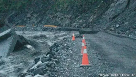 山陀兒豪雨狂轟！高雄荖濃溪暴漲　明霸克露橋河床便道流失50公尺