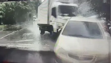 快訊/颱風天連環車禍！小貨車不敵強風暴雨　失控撞15車驚悚瞬間曝