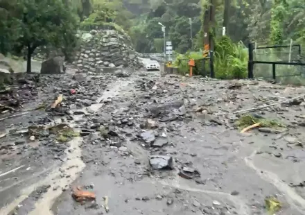 影/台東知本溫泉區暴雨激出滾滾土石流　BMW卡鎮樂橋動彈不得