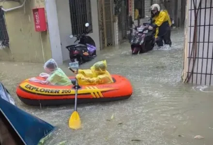 山陀兒風雨超強！高雄三民區「水淹半個輪胎高」　居民划橡皮艇穿越巷弄