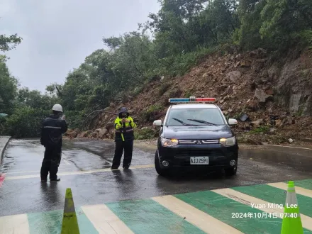 豪雨重創！基隆新豐街土石崩落「大規模走山」　汽機車慘遭掩埋緊急封路