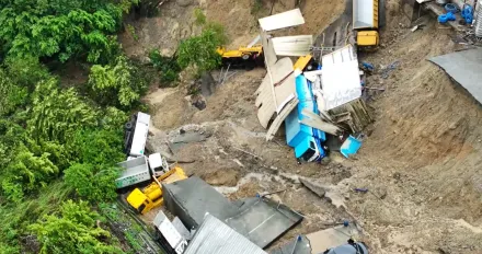 影/豪雨釀山崩！基隆環保局「多車慘遭土石掩埋」　驚悚畫面曝