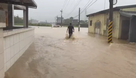 影/大雷雨炸翻新北！金山區河水暴漲越過堤防　馬路變黃河