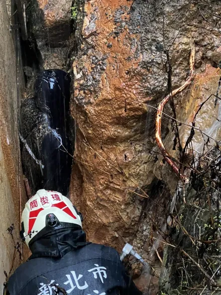 快訊/與死神拔河！萬里擋土牆遭大雨蹂躪突坍塌　6旬翁被活埋受困搶救中