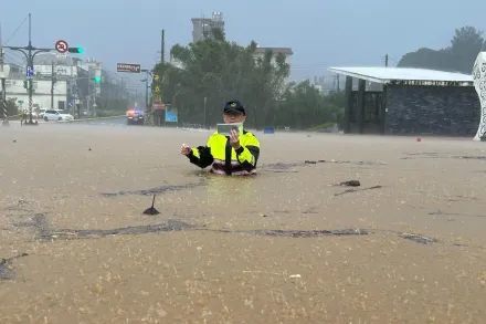 快訊/大雷雨狂炸北海岸！萬里市區淹過「胸部」　金山驚陷「花盆漂漂河」