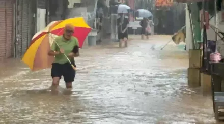 影/暴雨狂炸！金山老街重災區變「水上市場」　知名「鴨肉店」黃泥水及膝