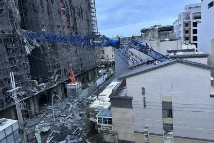 影/超驚悚！東港建案天車從天降砸爛民宅　住戶嚇傻：以為是地震！