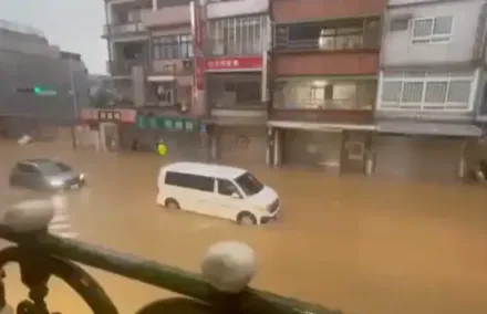 快訊/豪雨狂炸大淹水！新北金山等4區宣布明10/5停班停課