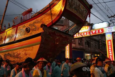 一掃颱風陰霾！屏東東港迎王祭典　遷船遶境擠滿人潮