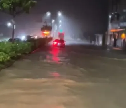 熱低壓暴雨夜襲新北三芝　淺水灣路面淹水「變黃色」