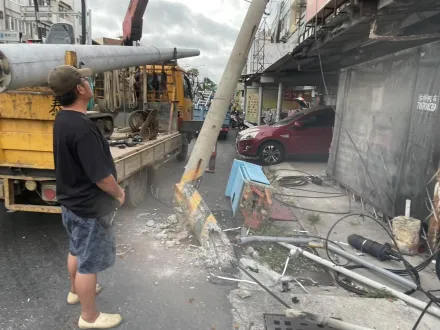 影/撞擊瞬間曝光！彰化聯結車疑內輪差猛撞電桿「攔腰斷兩節」　自來水箱遭剷落