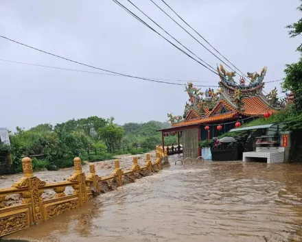 淡水三芝暴雨「寺廟成水中孤島」！ 慘況曝光　里長驚喊：40年來從沒這麼大豪降雨