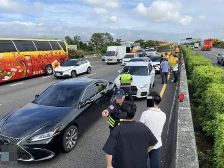 快訊/怎麼會…知名大咖男星趕場爆連環車禍　國1撞一團驚悚畫面曝