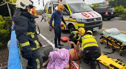 太離奇了！騎士跌落水溝「消失」　警消狂搜卻在50米外加蓋水溝中找到人