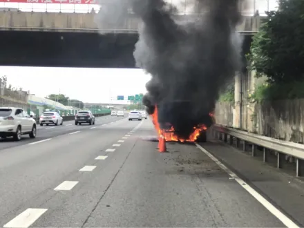 快訊/國道2號驚爆聯結車遭火舌吞噬！「大量黑煙竄天」消防急救援