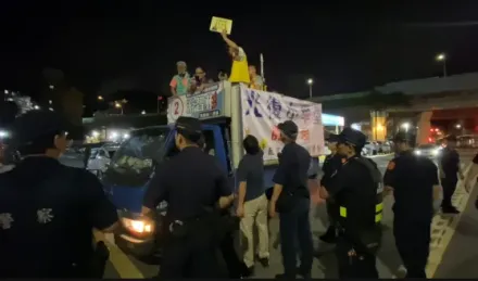 影/罷樑與反罷樑團體爆發口角！新黨開發財車踢館隔空對峙