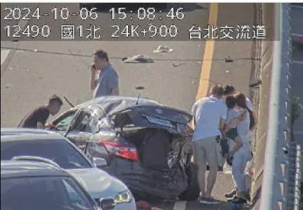 快訊/汐五高架北上嚴重事故！4車連環撞「媽抱小孩站路邊」待援