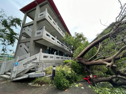 遭山陀兒轟炸！高雄文藻大學天花板坍塌、教室積水　校內一片慘況曝光